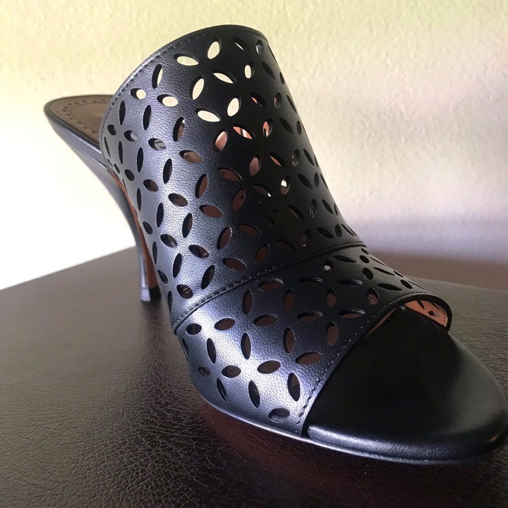 New‼️ Alaia Peau Petales Mules in Black